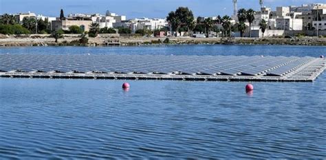 Des panneaux solaires flottants pourraient fournir une grande .
